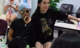 两男的一起吃娱乐圈的瓜,两男共品瓜香，揭秘幕后真相